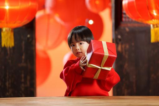 辛姓婴儿五行带火名字气质出众2025年