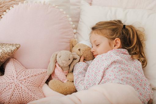 姓何女孩名字简单大方顺口